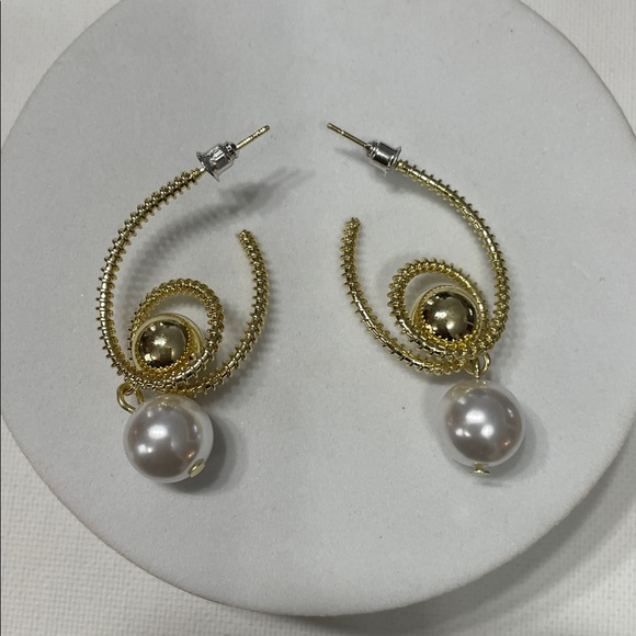 Elegant Gold and Pearl Drop Earrings - Picture 12 of 13